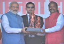 रघुवर दास ने प्रधानमंत्री नरेंद्र मोदी को भेंट की सिद्धो-कान्हो की मूर्तियां: झारखंड