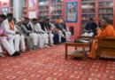 सीएम योगी ने गोरखनाथ मंदिर में की समीक्षा बैठक